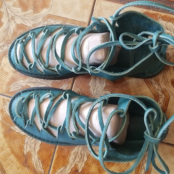 UNIQUE Rustic small batch sandals NIB - Picture 5 of 12